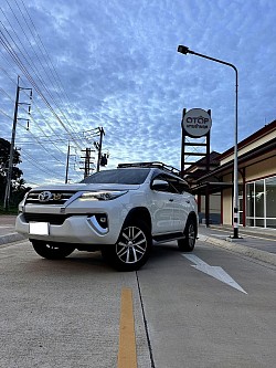 Fortuner SUV 7 ที่นั่ง สามารถนั่งได้ 4-5 คน เดินทางไกล ขึ้นเขานั่งสบายๆนิ่มๆ ราคาสามารถสอบถามได้